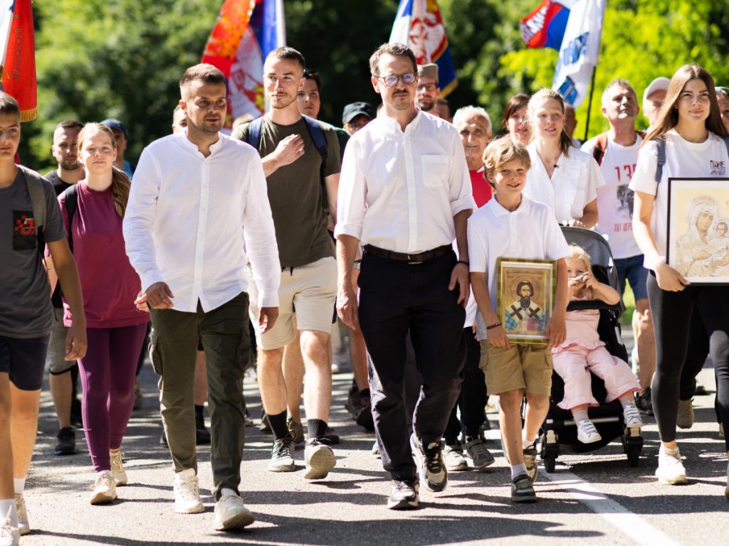 Princ Filip sa porodicom učestvovao u tradicionalnom hodočašću na Cer: „Zahvalan junacima Drinske divizije“