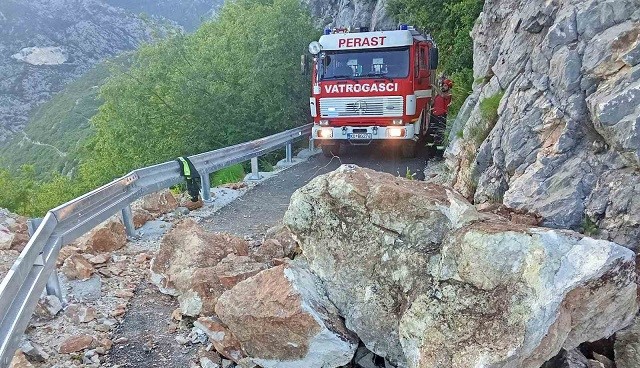Vatrogasci iz Perasta raščistili odron na putu iznad Risna