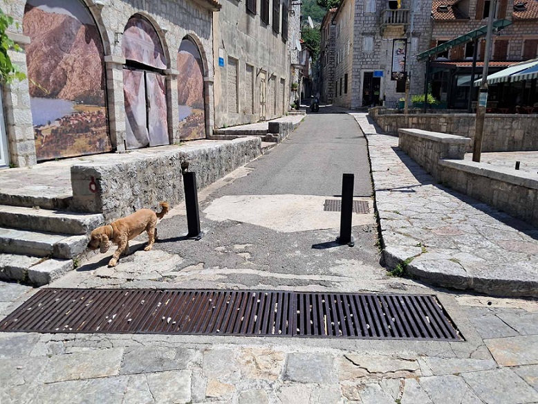 Kotor: Zaštitni stubići ponovo postavljeni u Ulici Gabela