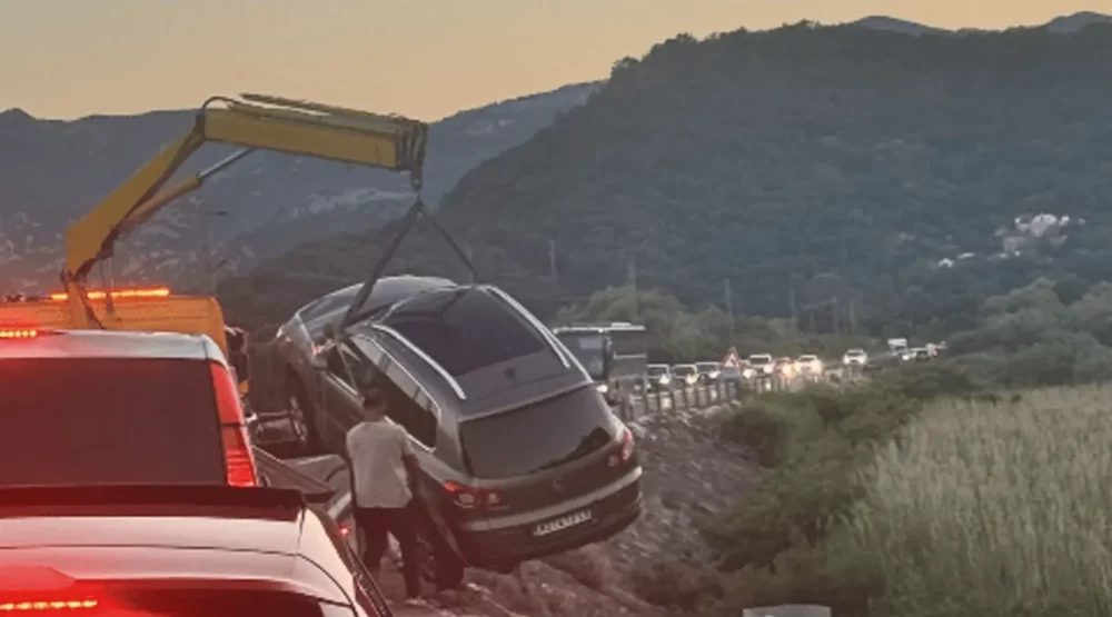 Automobil sletio u Skadarsko jezero kod Virpazara