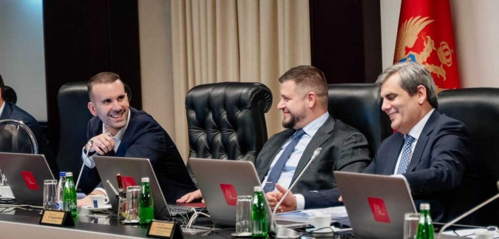 FOTELJE PREČE OD DOSTOJANSTVA: Zašto Spajić i Ibrahimović ćute na šamar iz Prištine?