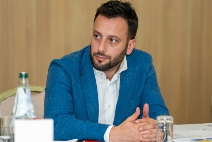 Lisičić: Izgleda da je u Tivtu na snazi novi model „održivog turizma“ po kojem se plaže najbolje uređuju i “prihranjuju” bagerima i kamionima u dva sata ujutru, po mrklom mraku