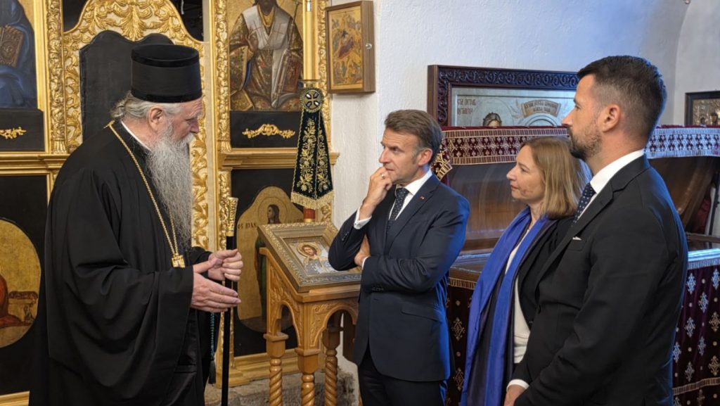 Malo drugačije evropske vrijednosti nego na koje smo navikli: Koliko je važna posjeta Makrona Cetinjskom manastiru, mitropolitu Joanikiju i Srpskoj crkvi u Crnoj Gori?