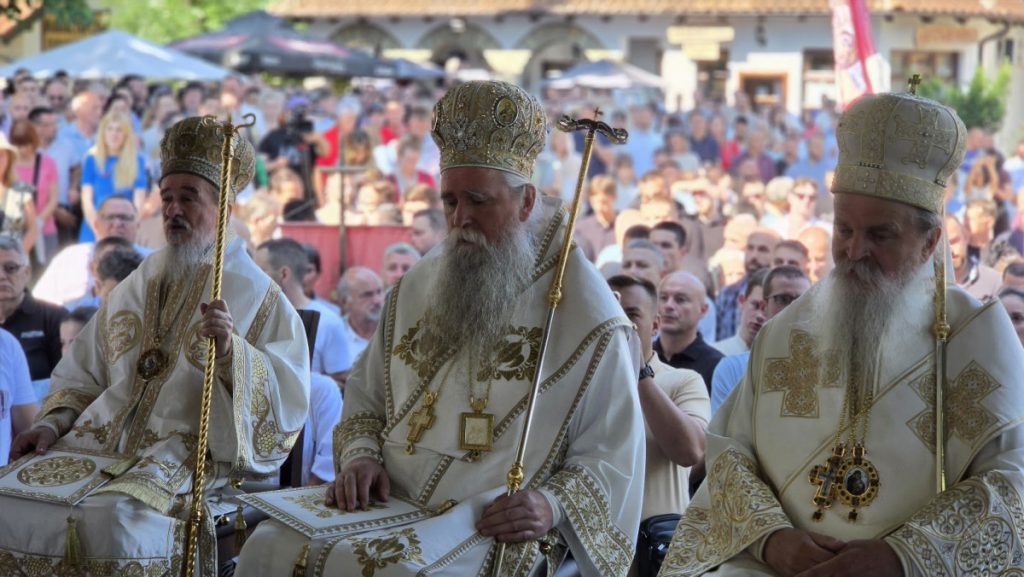 Mitropolit Joanikije služio u Gračanici: Raspeto Kosovo je sveopšte ognjište srpskog naroda, ljubimo svoju Otadžbinu kao što je ljubio Sveti Car Lazar