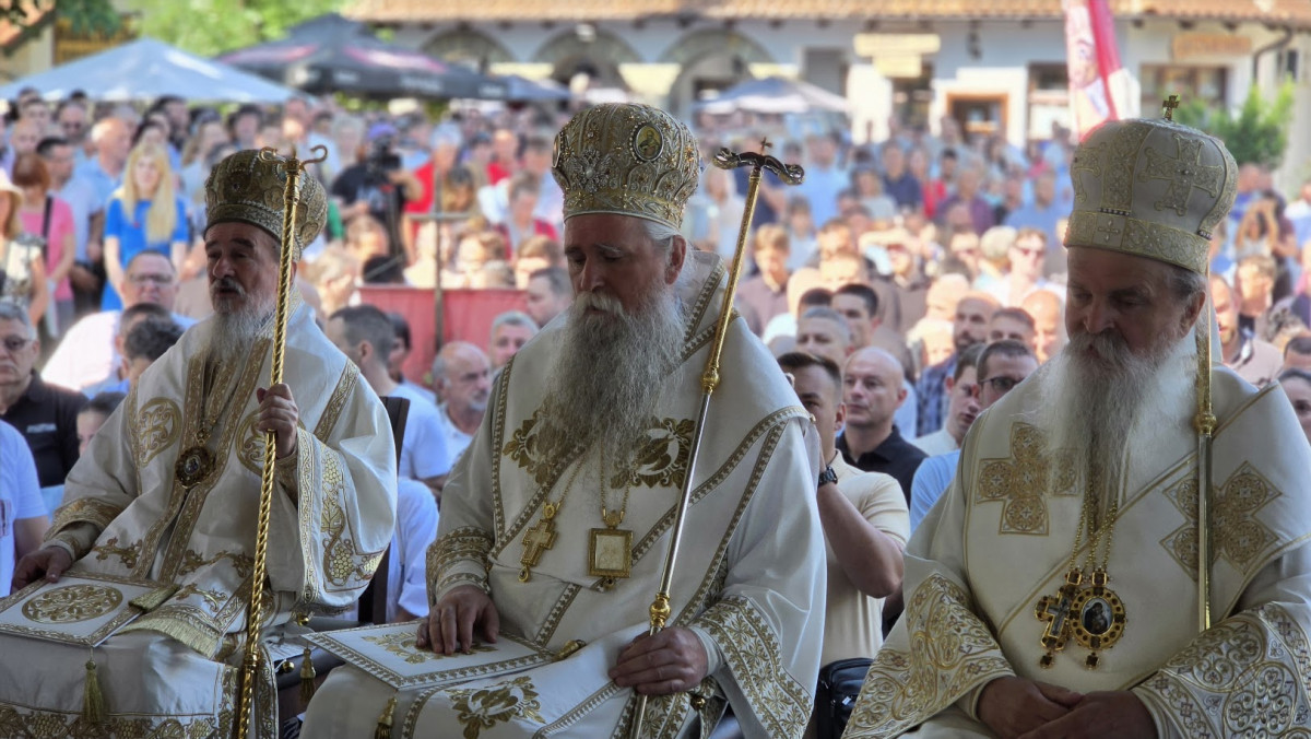 Mitropolit Joanikije služio u Gračanici: Raspeto Kosovo je sveopšte ognjište srpskog naroda, ljubimo svoju Otadžbinu kao što je ljubio Sveti Car Lazar