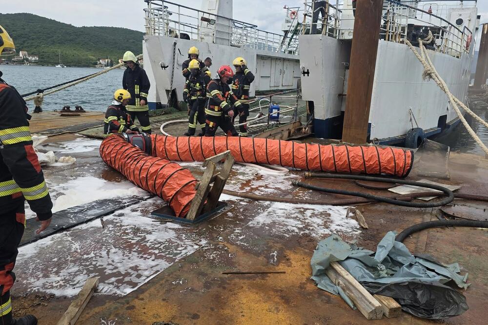 U Tivatskom zalivu održana vatrogasno-spasilačka vježba gašenja požara na zapaljenom brodu