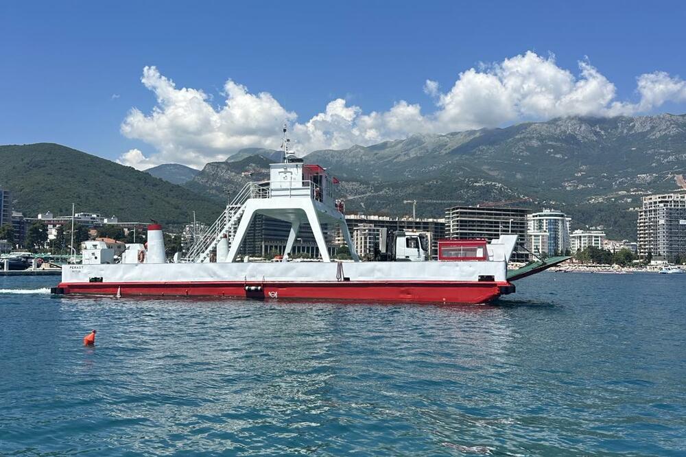 Trajekt “Perast” prevozio opremu za Luku Budva zbog zabrane prolaza