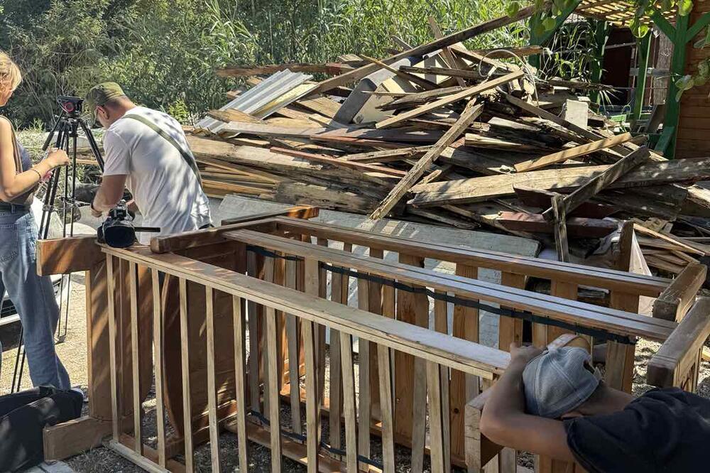 Drama na Adi Bojani: Vlasnici se zaključavali u kućice, jedan prijetio polivanjem benzinom kako bi spriječio rušenje (FOTO)