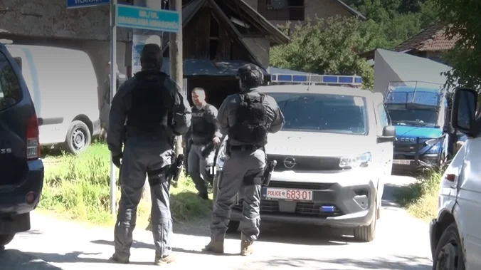 KURTIJEVI SPECIJALCI NAORUŽANI DO ZUBA UPALI U ŠTRPCE: U toku velika antisrpska akcija, ima uhapšenih, na terenu i FORENZIČARI (VIDEO)