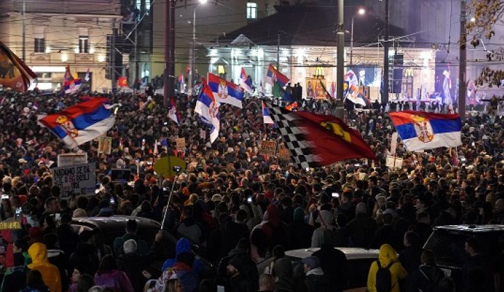 Ako se sve odnosilo na Autokomandu, otkud instrukcija da se redari kreću „uz fasade”