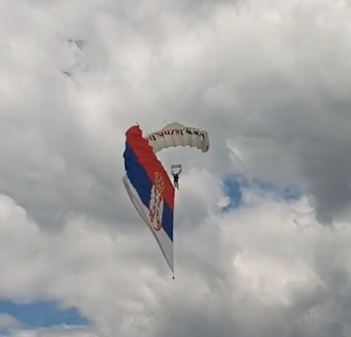 Otvoren aeromiting: Trobojka od 108 kvadrata zavijorila se iznad Šumadije