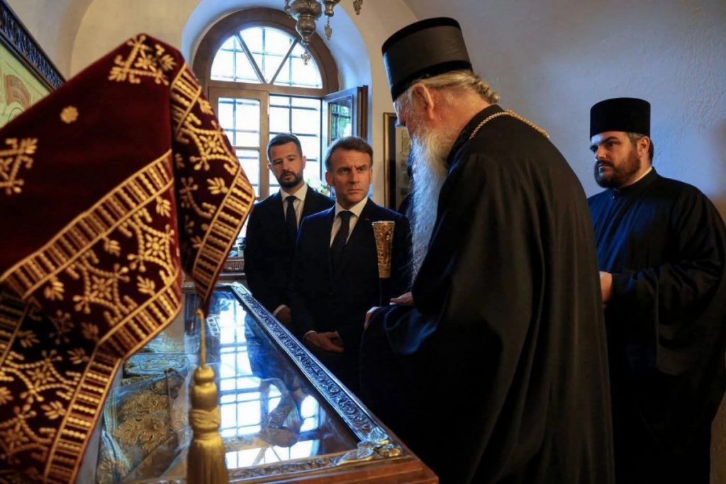 Malo drugačije evropske vrijednosti nego na koje smo navikli: Koliko je važna posjeta Makrona Cetinjskom manastiru, mitropolitu Joanikiju i Srpskoj crkvi u Crnoj Gori?