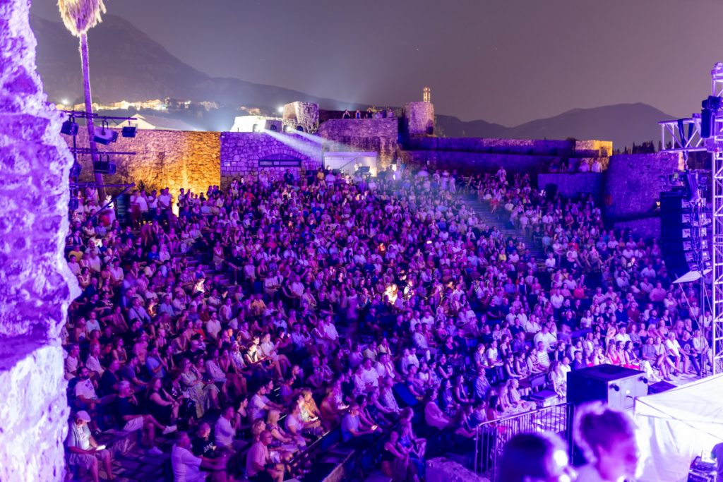 Bryan Adams priredio noć za pamćenje na Kanli kuli: Počeo jubilarni 20. Guitar art summer festival (FOTO)