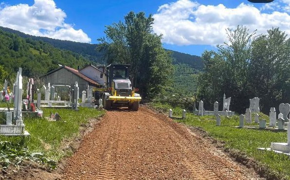 Građani Plava traže objašnjenje zbog asfaltiranja puta kroz groblje