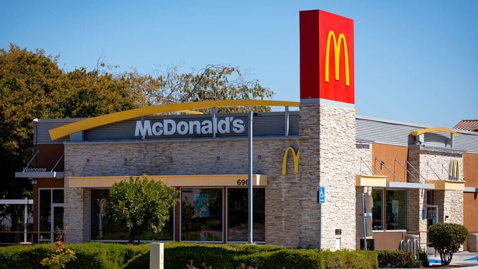 McDonald’s uveo AI u McDrive restorane: Novi sistem prepoznaje mušterije i skenira tablice