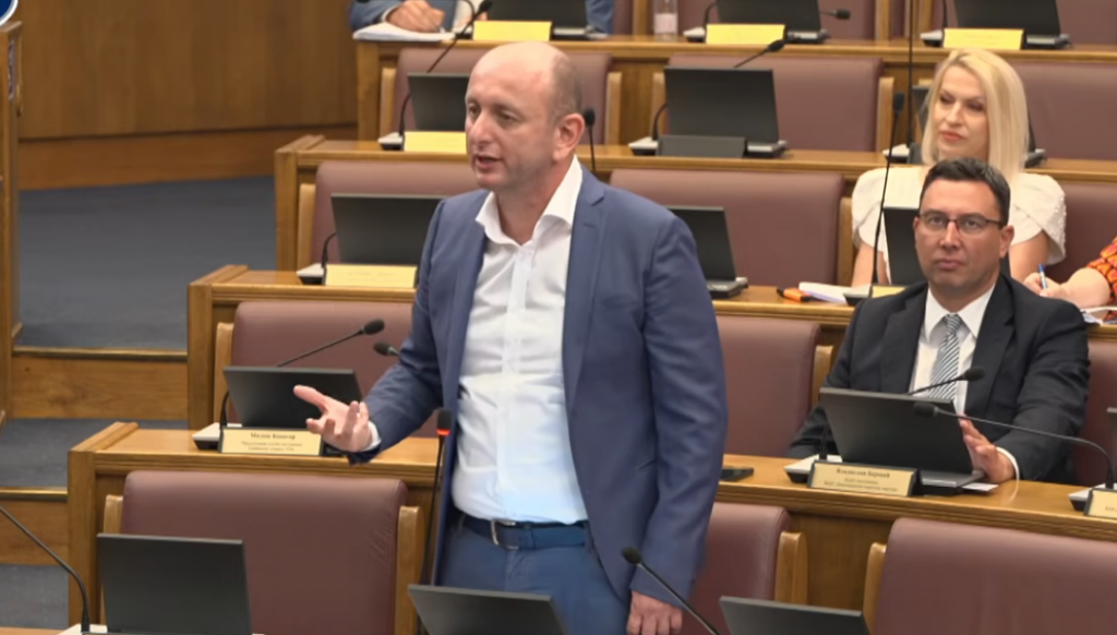 KNEŽEVIĆ U PARLAMENTU OPET NEKE DOBRO POSLOŽIO