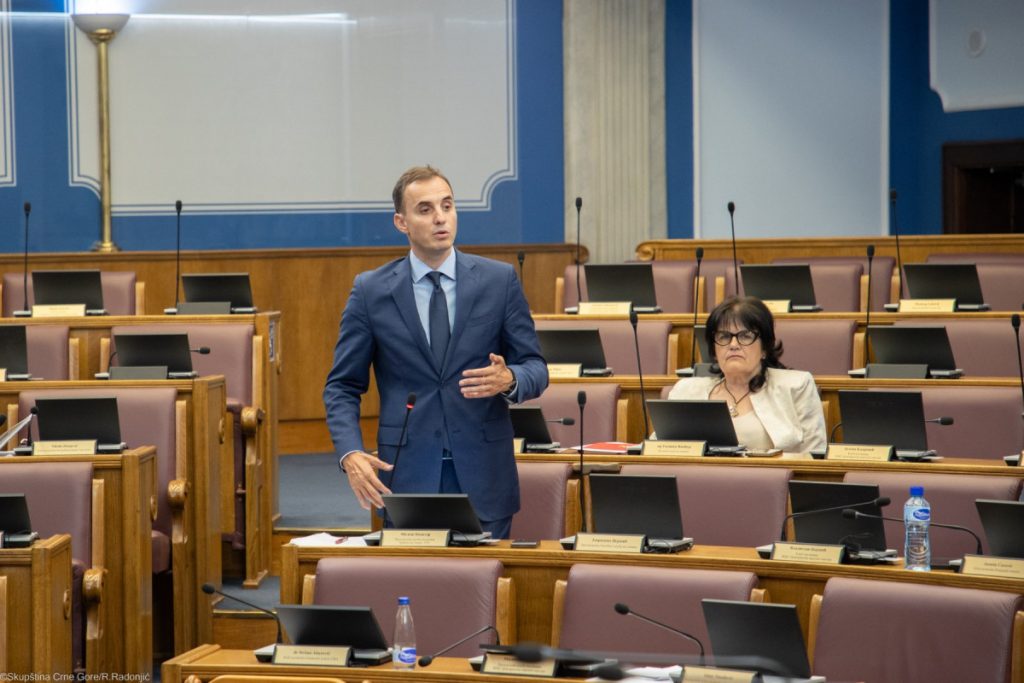 Konatar: Vlada teret krize i inflacije prebacuje na građane, od svakog litra goriva uzme 55, odnosno 44 centa