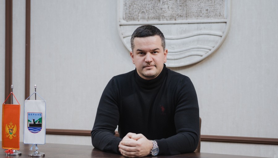 Lutovac: Crnogorska trobojka istorijska zastava, žalosno da se zbog nje izmješta Ljetnja škola