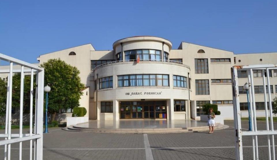 Incident kod škole “Pavle Rovinski” u Podgorici: Nakon sukoba vršnjaka dječak navodno odveden automobilom, policija istražuje slučaj