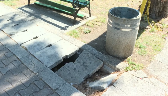 Polomljene betonske ploče na šetalištu u Budvi predstavljaju opasnost za pješake