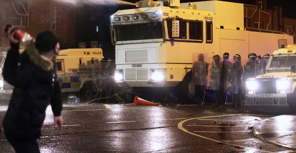 Druga noć nereda u Belfastu: Policija vodenim topom rastjerala građane – ulice puste, radnje zatvorene