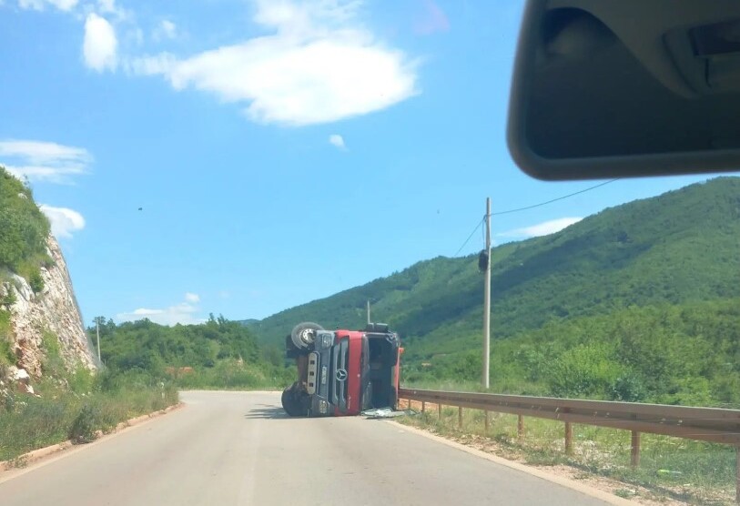 Župa: Prevrnuo se kamion, povrijeđena jedna osoba