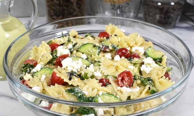 Grčka salata s tjesteninom: Lagan i osvježavajući obrok za vrele ljetnje dane