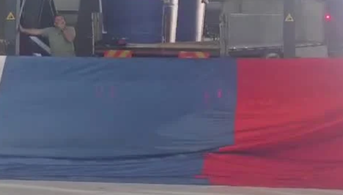 Pogledajte prvi snimak veličanstvene trobojke dugačke pola kilometra! Sjutra će uveličati skup u Beogradu, ispod nje može da stane 8.000 ljudi