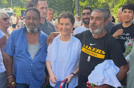 Brnabić na skupu „Srbija – jedna porodica“: „Naš narod je najbolji narod na svijetu“