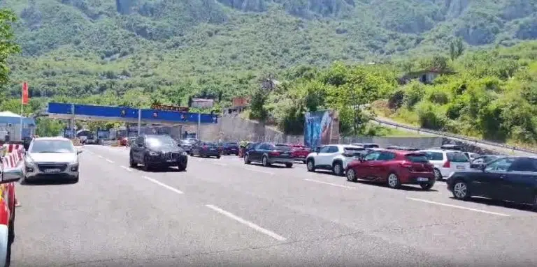 Počela sezona: Kolone kod tunela Sozina, manji udes u Virpazaru