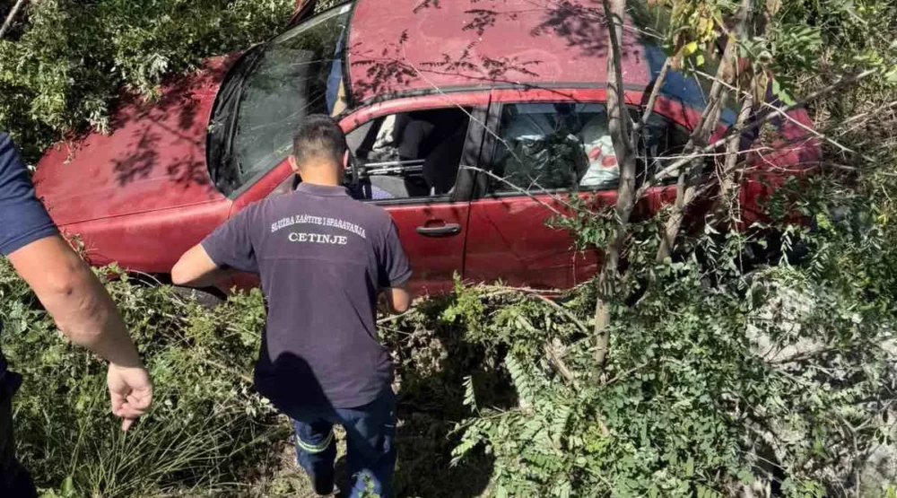 Automobil sletio na putu Cetinje  -Podgorica: Povrijeđena jedna osoba