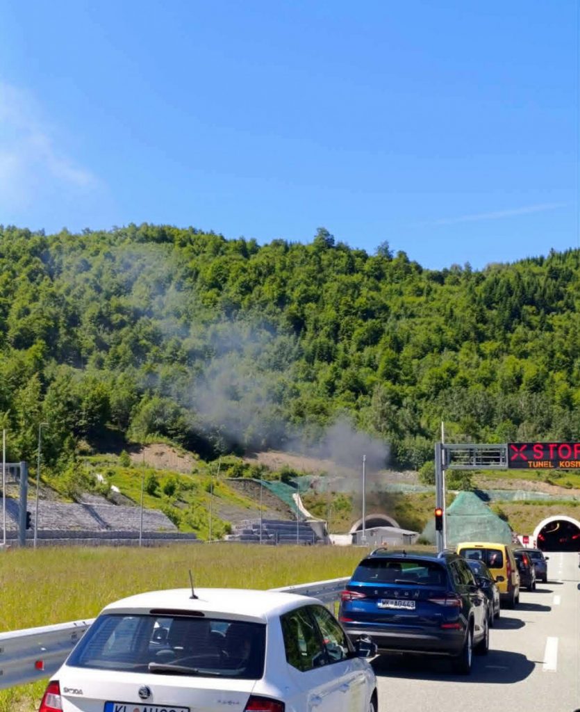Auto se zapalio u tunelu – Zatvoren auto-put