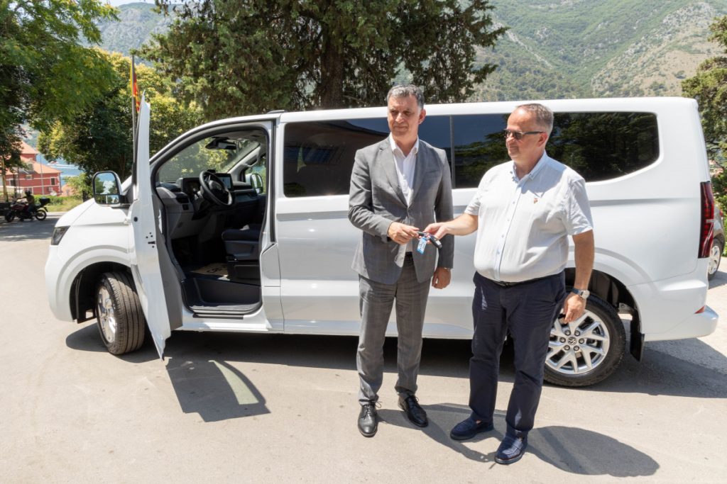Opština Tivat kotorskoj Bolnici „Dobrota“ donirala kombi za transport pacijenata
