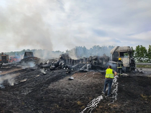 Kamion izgorio nakon sudara na auto-putu kod Beograda, čule se i detonacije