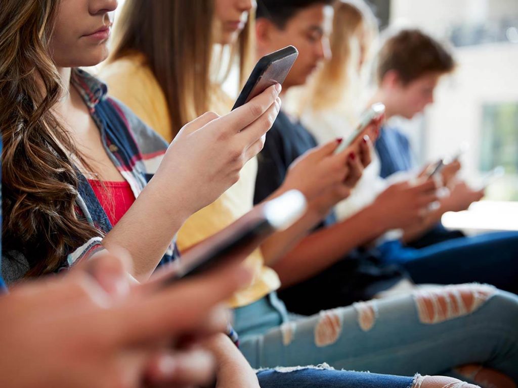 Udarac za milione tinejdžera: TikTok i YouTube preko noći ugasili 4,7 miliona naloga!