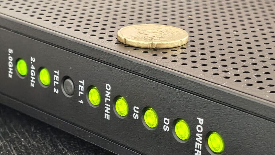 Ruter i viralni trik sa novčićem: Da li metalna kovanica stvarno može da pojača loš Wi-Fi signal?