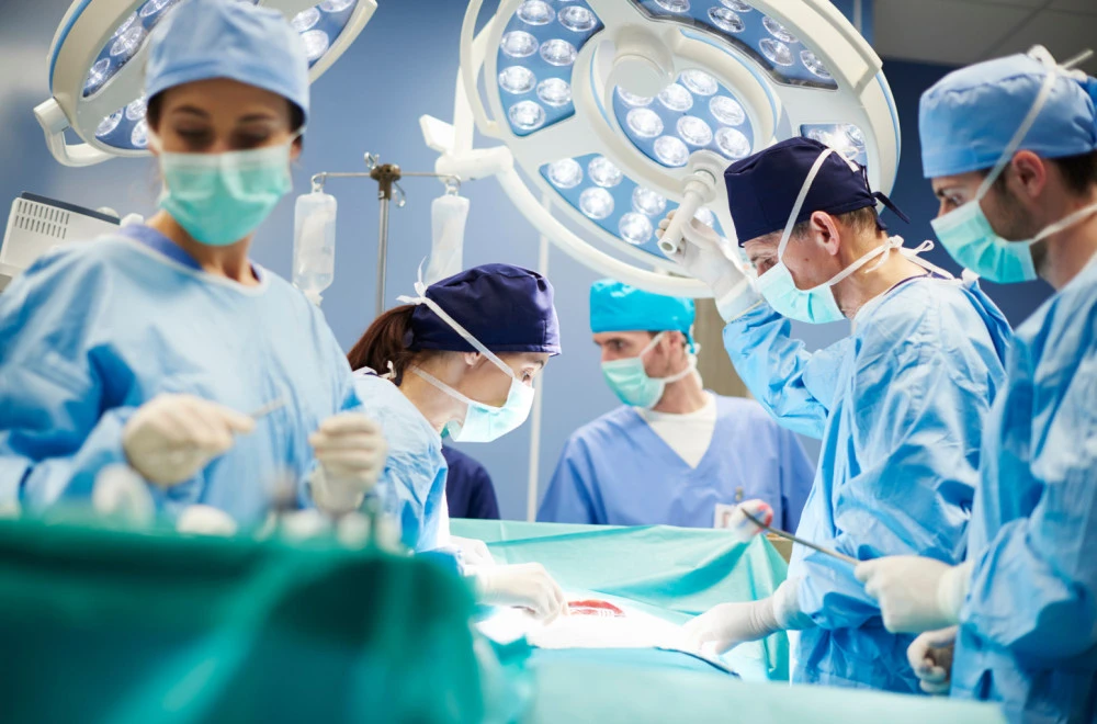 Revolucija u medicini: Čovjeku prvi put presađeni jetra i bubrezi svinje