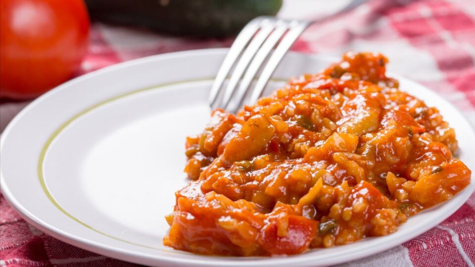 Starinski vojvođanski bećarac: Mirisno jelo od paradajza, paprika i pirinča koje osvaja jednostavnošću