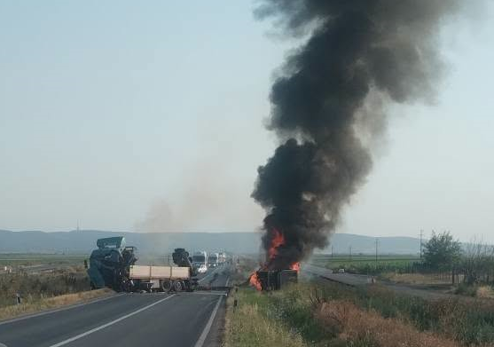 Vozač kamiona živ izgoreo: Jeziv sudar na putu Irig – Ruma dobio tragičan epilog, čovek nastradao u zapaljenom vozilu
