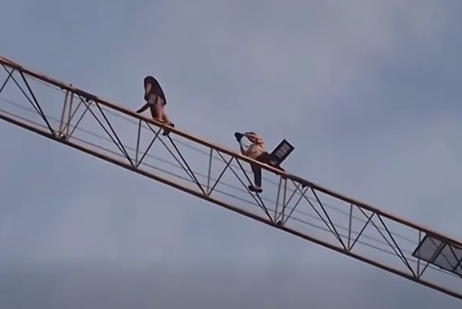 Zabrinjavajuće scene na primorju: Stranci se pentraju po kranu da bi se snimali za Instagram (VIDEO)