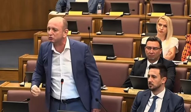 Knežević poručio: 13. jula čitava Zeta će biti sa trobojkama, pa neka dođu Krivokapić i Ibrahimović da ih skinu