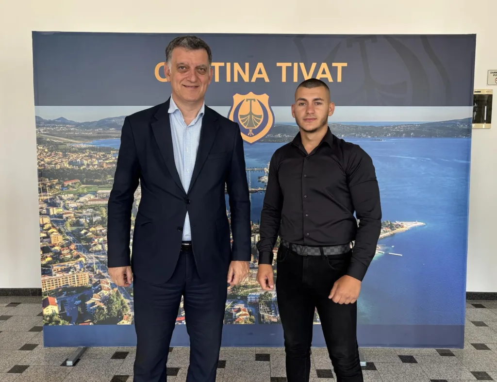 Vatrogasac Nemanja Anđušić spasio dijete u Tivtu, nagrađen od opštine