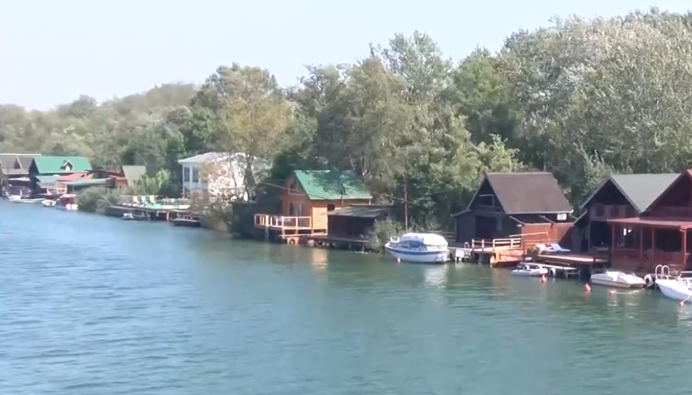 Drama na Bojani: Vlasnici se zaključali u kućice, jedan prijetio da će se zapaliti