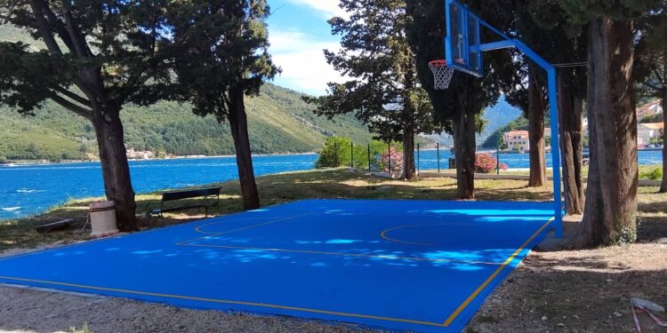 Tivat: Završeni radovi na uređenju košarkaškog terena u Lepetanima