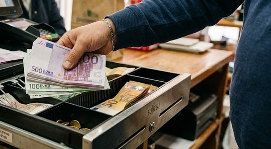 Ukrao 660 eura iz ugostiteljskog objekta u Tivtu, uhapšen na granici