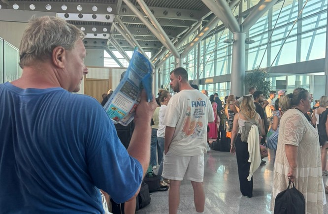 „Haos, šatori, suncobrani“ – Medojević: Aerodrom Podgorica bez klimatizacije na 40 stepeni, putnicima kartoni za hlađenje