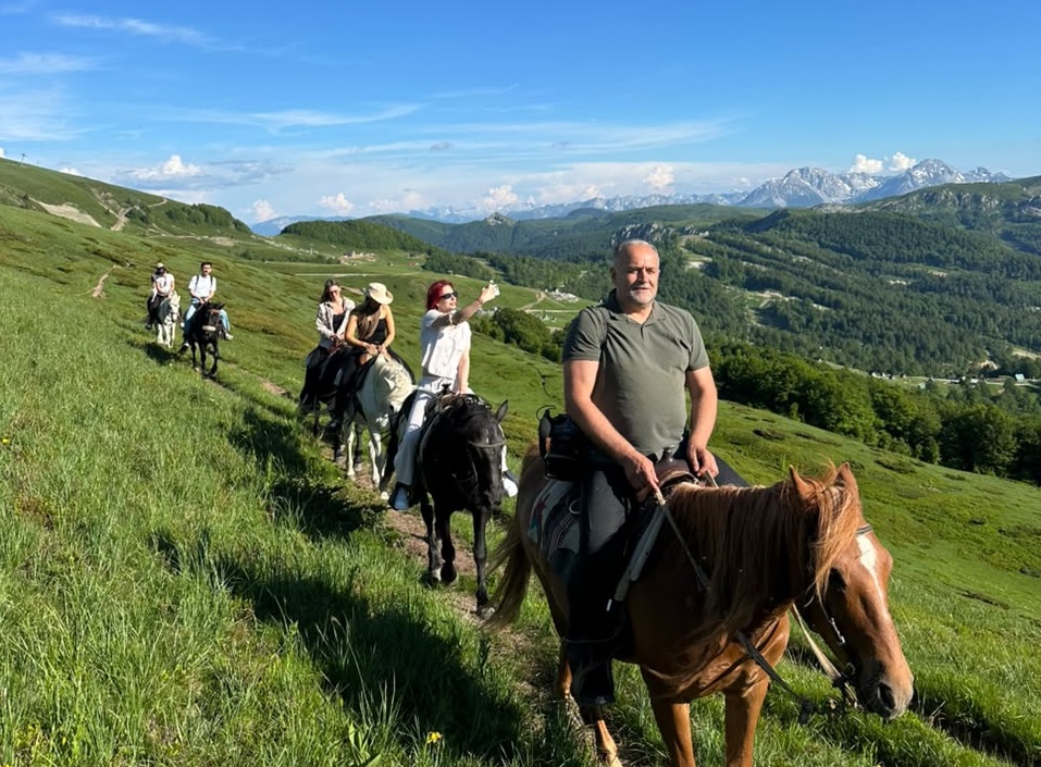 Novinari iz Srbije o Crnoj Gori kao turističkoj destinaciji: „Poznata, a uvijek drugačija“