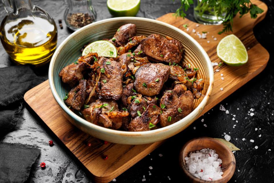 Sočna pileća džigerica u bijelom vinu i limunu: Brz i aromatičan mediteranski recept