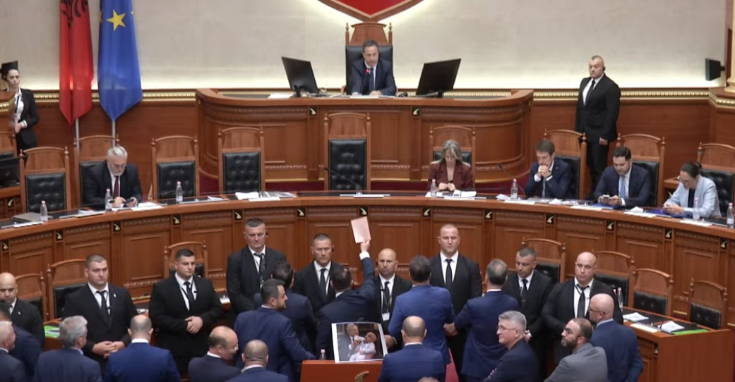 Tenzije u parlamentu Albanije, opozicija blokirala govornicu tokom sjednice