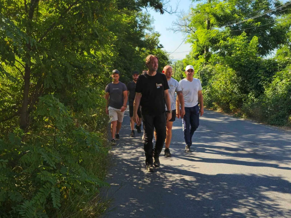 Gradonačelnik Kragujevca prešao 110 kilometara pješke, danas stiže u Beograd na skup SNS